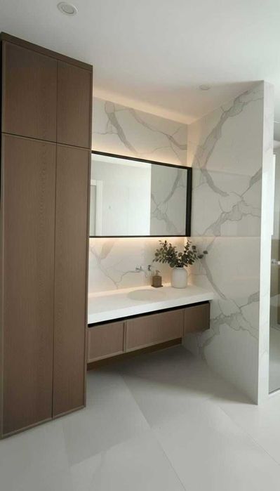 Современный мебельный комплект для ванной комнаты.