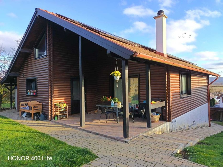 Casă rustică din lemn de vânzare în Curteni