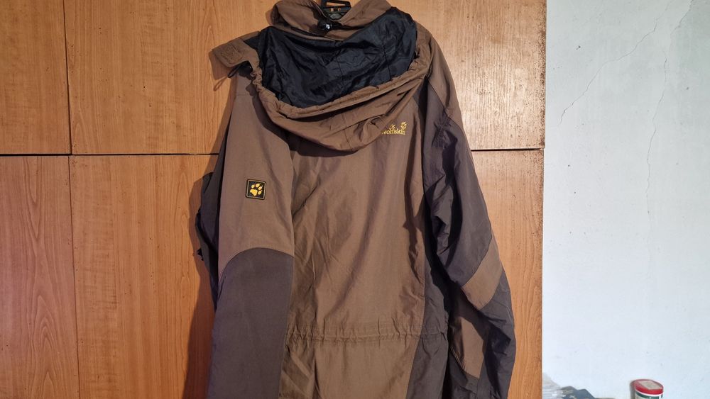 Vând geacă Jack wolfskin