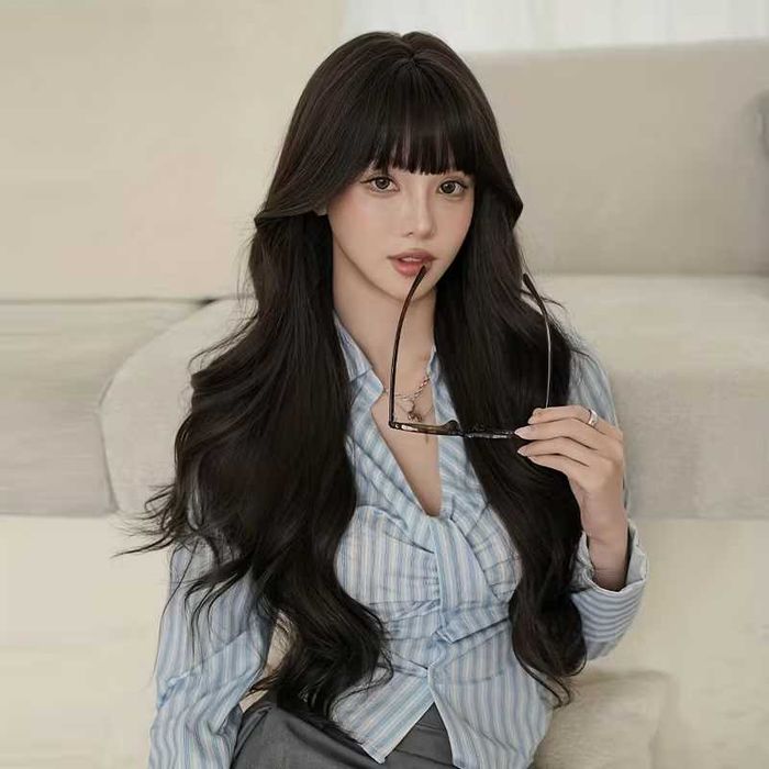 Дълга тъмно кафява чуплива синтетична перука с бретон (75 см)