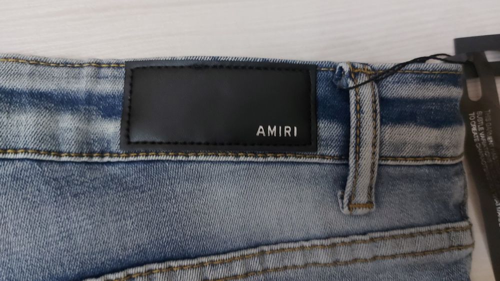 Blugi Amiri Rosii