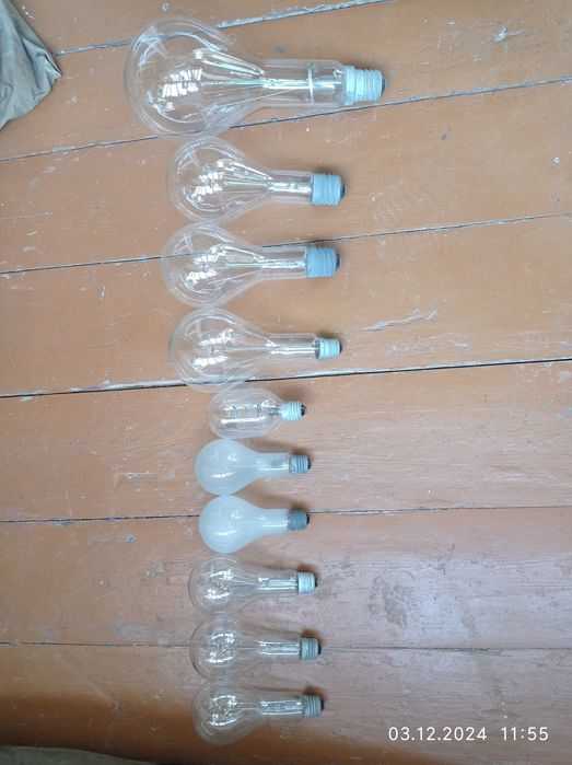 Продам люстру и плафоны, лампочки.