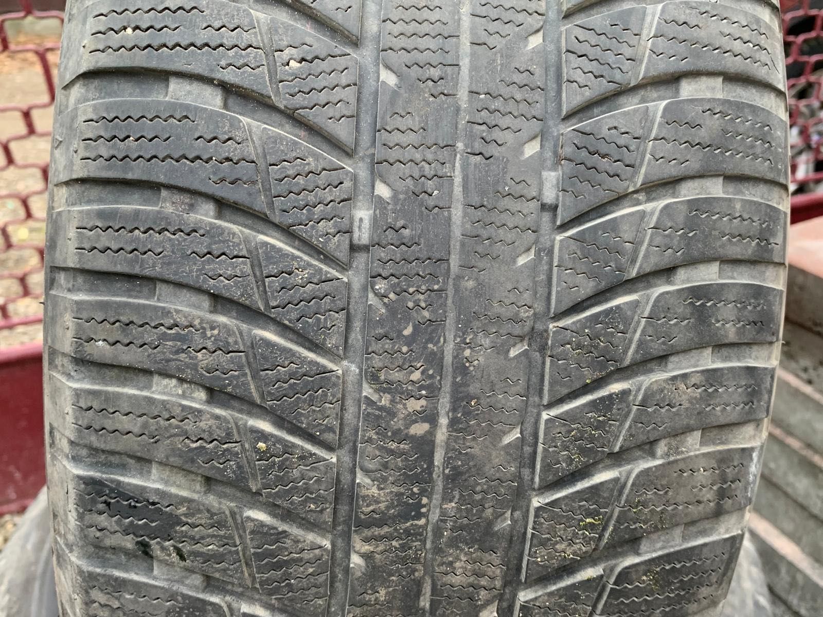 Vând 4 cauciucuri de iarnă BRIDGESTONE