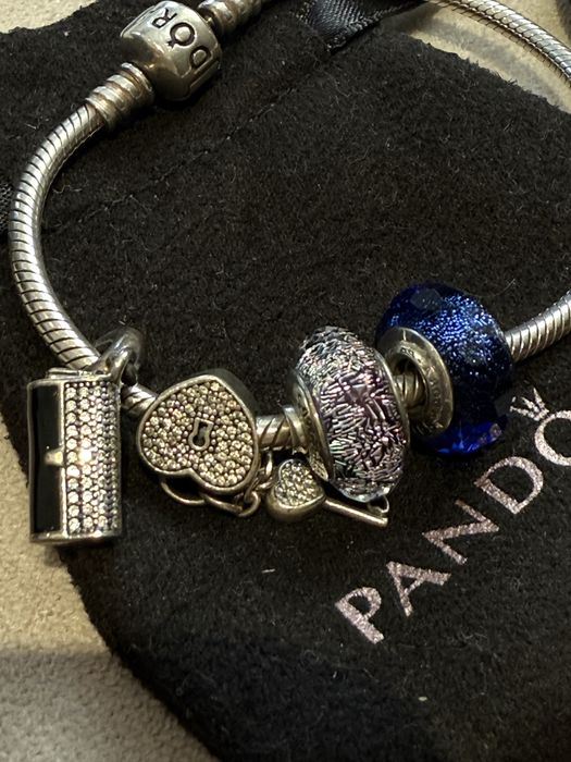 Продам боаслеты пандора . Почти не нлшенные с шармами