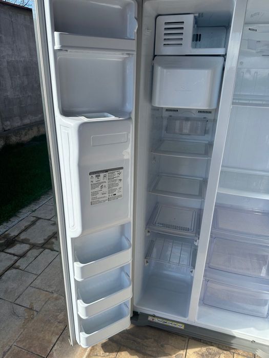 Двукрилен хладилник с фризер LG Side by Side КАТО НОВ