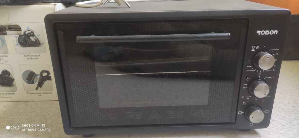 Электропечь 42л. На круглом подносе есть  сколы, на работу не влияют