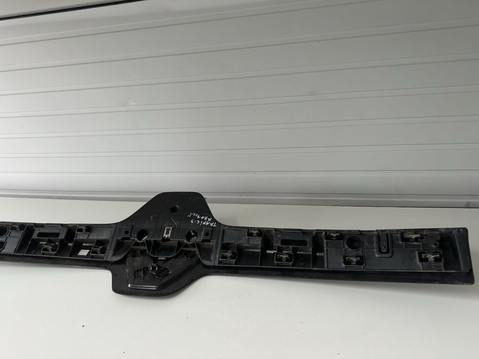 GRILĂ CENTRALĂ / TRIM EMBLEMĂ – Renault Trafic 3 (2014–2019)