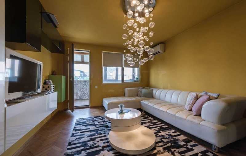 Продава се Къща в Варна, Център - 821 кв.м за 1584 €/кв.м - Снимка #4
