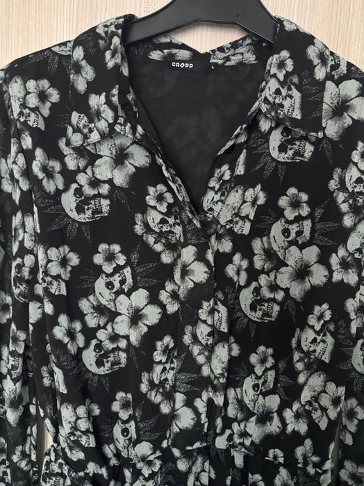 Разкроена ефирна рокля с коланче на талията и десен на цветя