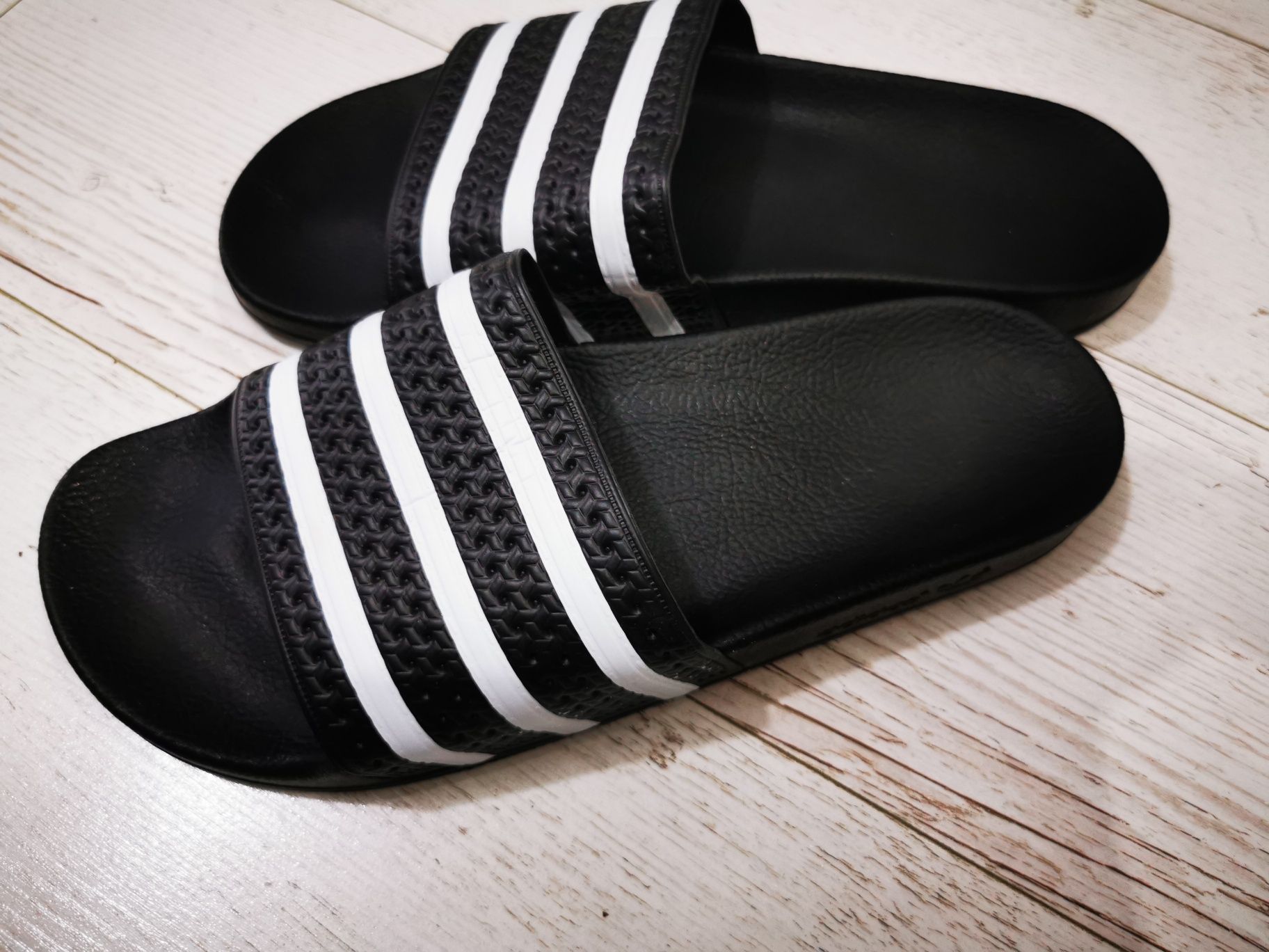 Vand papuci adidas (originali )potriviti pentru marimea 43.