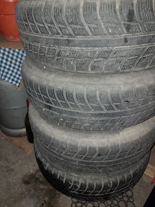 Vând Roti de iarna 175/65R15 în stare buna
