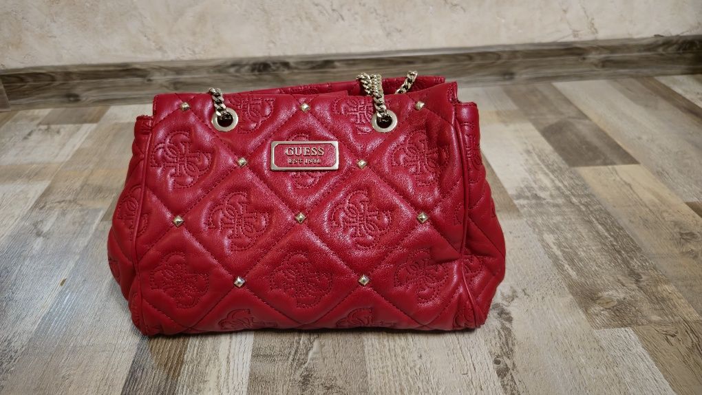 Дамска чанта на guess