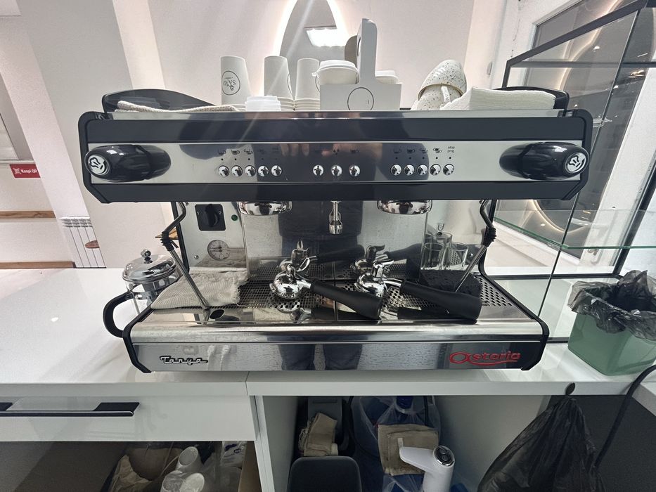 Пподается Кофемашина, кофемолка в подарок