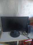 Monitor cu pc și boxe cu tastatura și mous