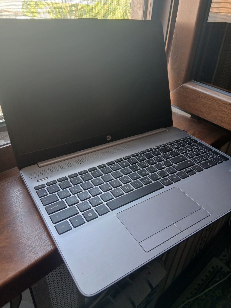 Hp laptop 15s core i3 10 avlod opertivka 8Gb xotira 1Tb
