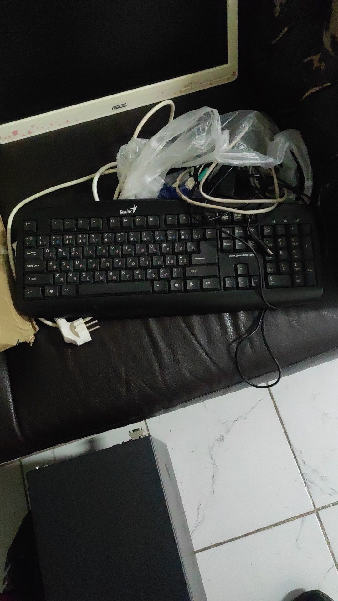 Продаю монитор и блок ещё клавиатура мышка тоже есть только одно кабел