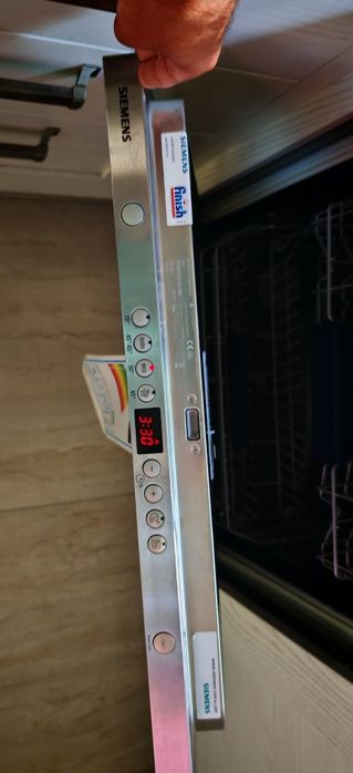 Продавам вградена съдомиялна машина SIMENS (Германия) с ширина 60 см.