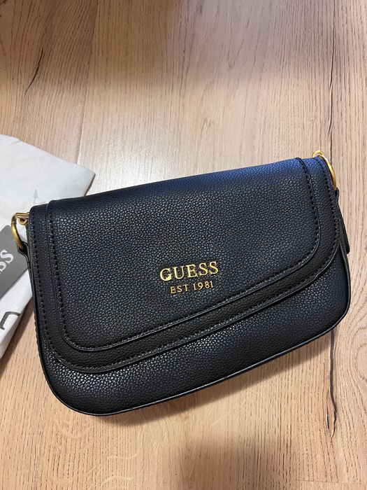 Черна кожена чанта Guess