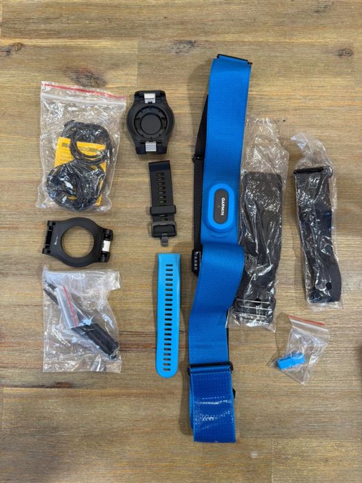 Garmin forerunner 945 cu diverse accesorii