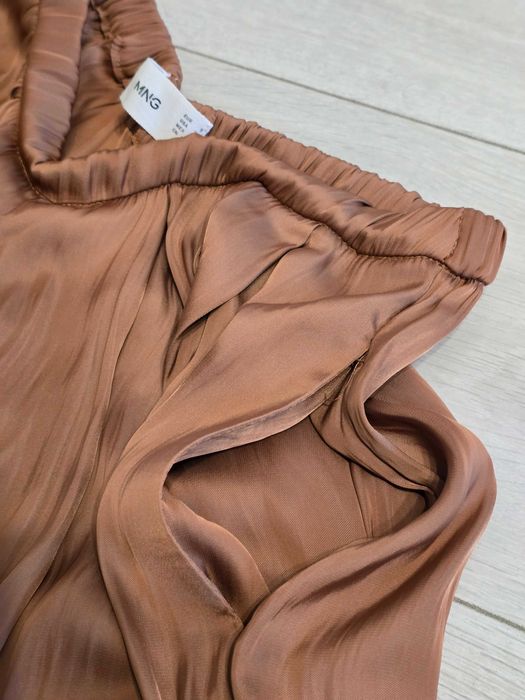 pantaloni culottes de la MNG cu o textură plisată