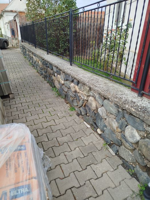 Vând poartă , portiță gard,și piatră construtie