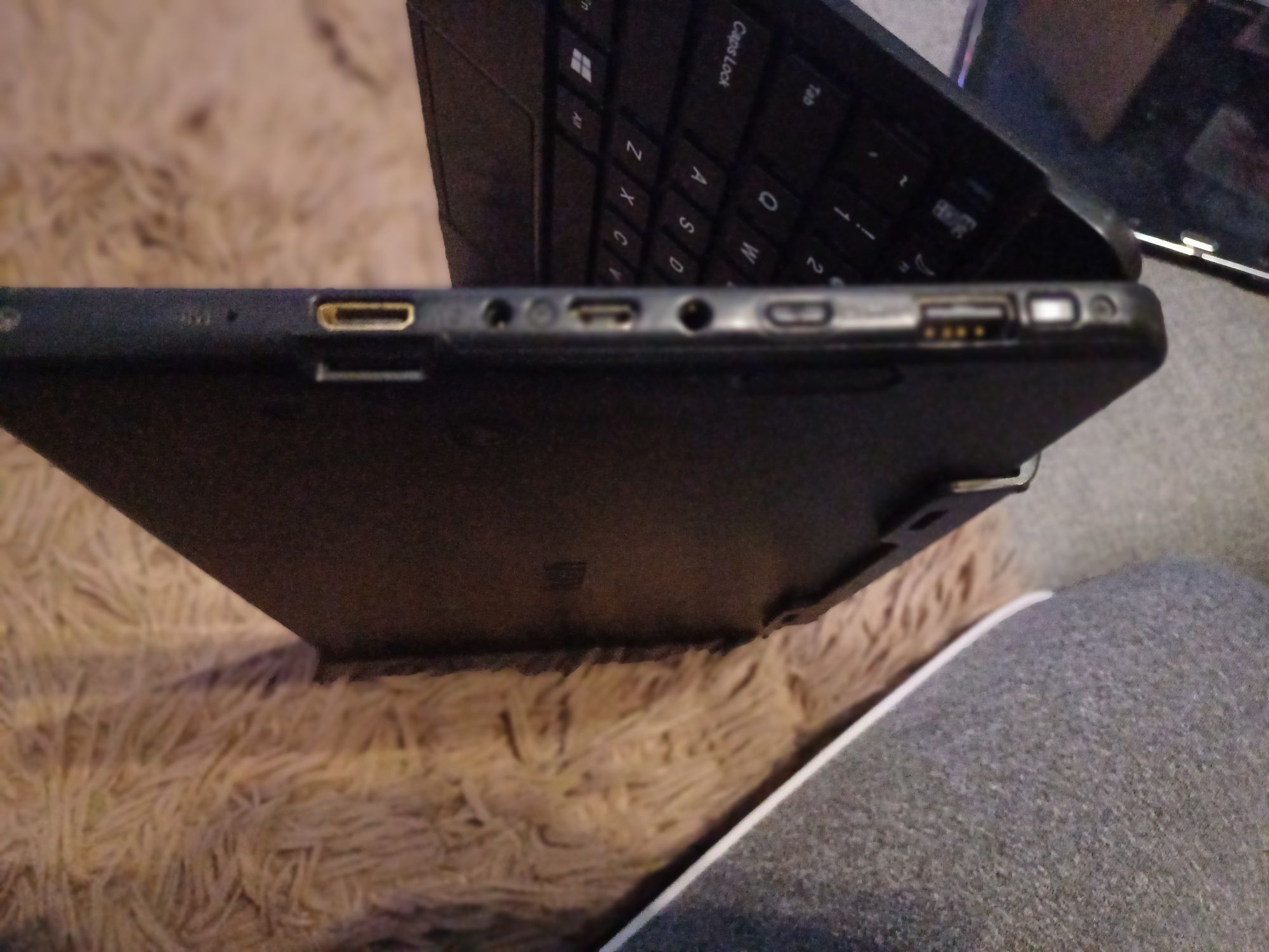Vând tableta cu tastatura incorporata