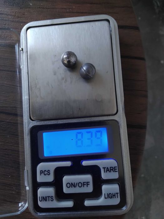 Bile de plumb pentru praștie cu diametru 9 mm.