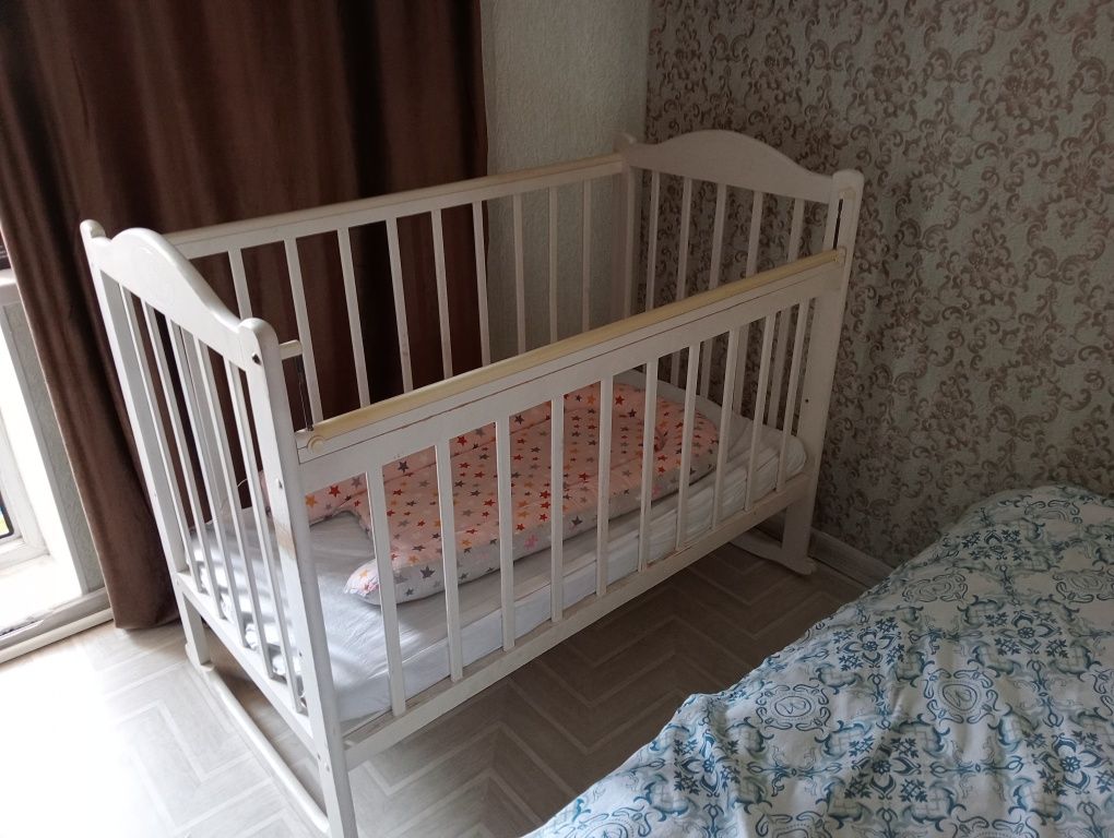 Продам детскую кроватку и стульчик для кормления