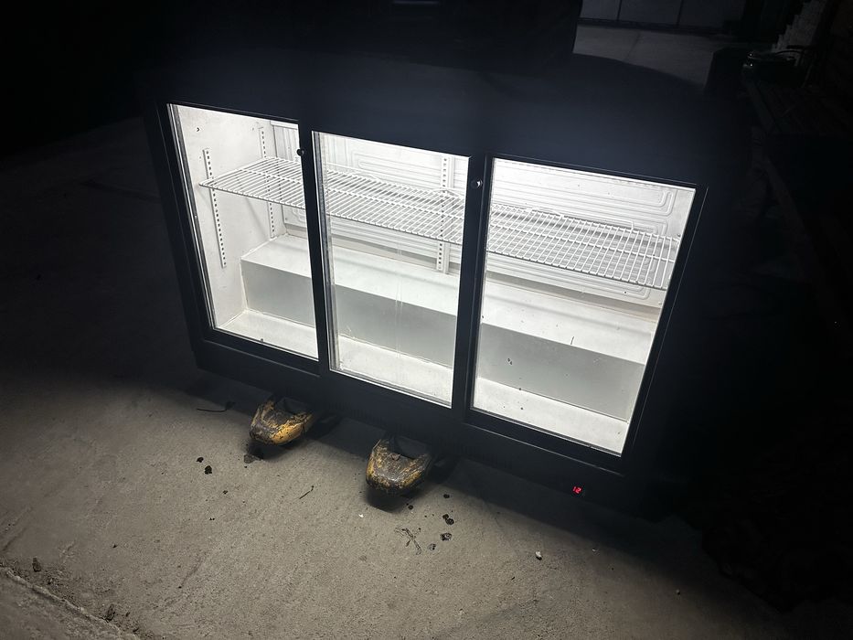 Подбарова хладилна витрина 3врати