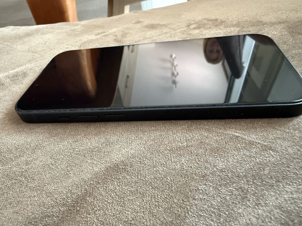 Продавам iPhone 13 128 gb. черен