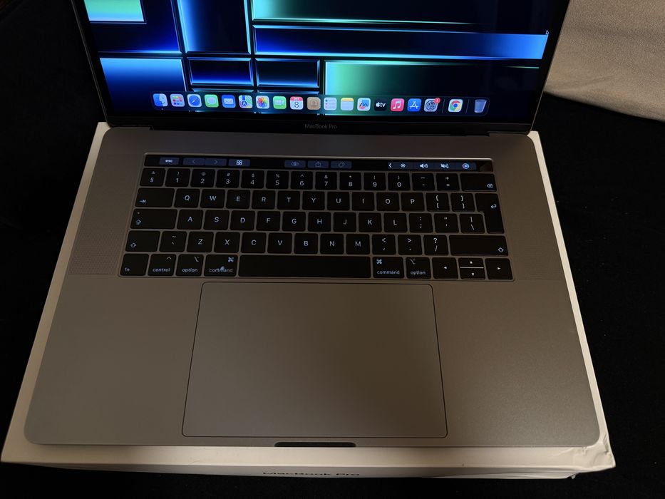 MacBook Pro 15” 2018 2.2GHz i7 256GB 16GB Като Нов!
