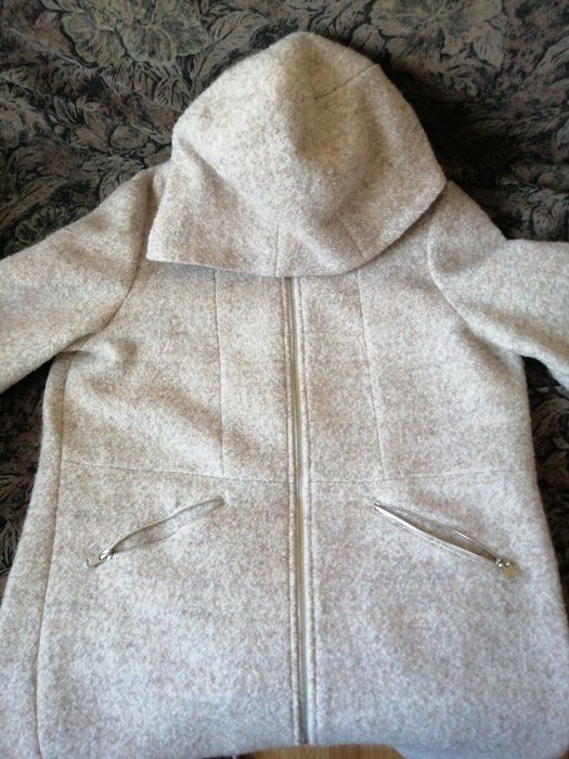 Vs s f urgent haina de stofa crem , cu gluga , starefbuna