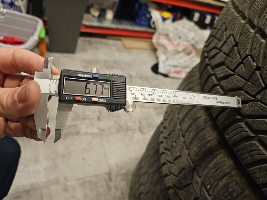 Vand 4 anvelope de iarna Hankook, 225/60 R18 104 H, runflat