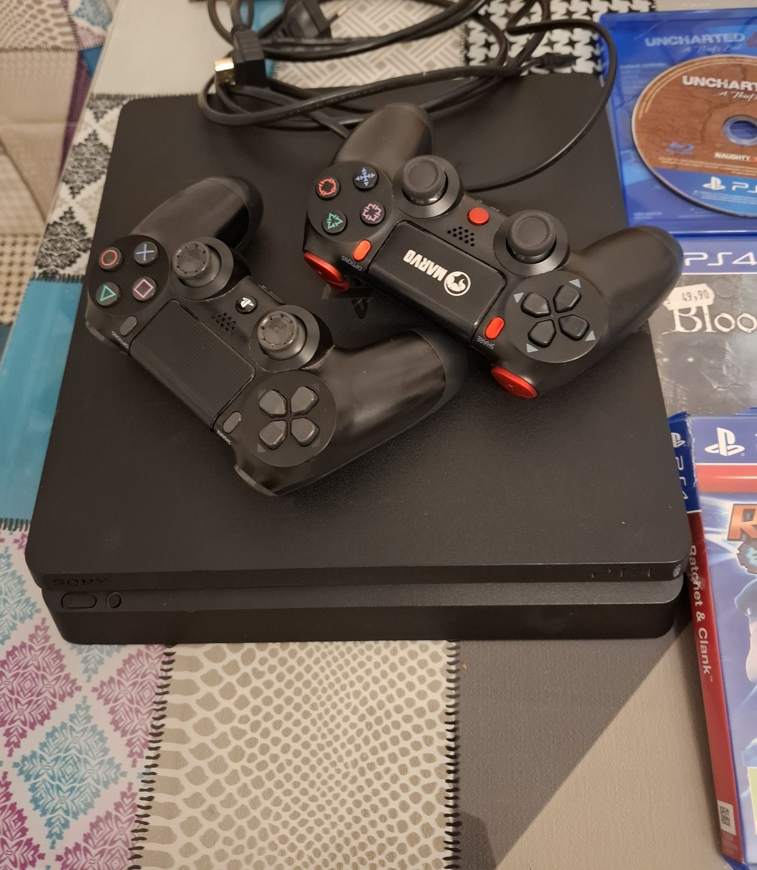 PlayStation 4 model CUH-2216A cu 2 manete si jocuri