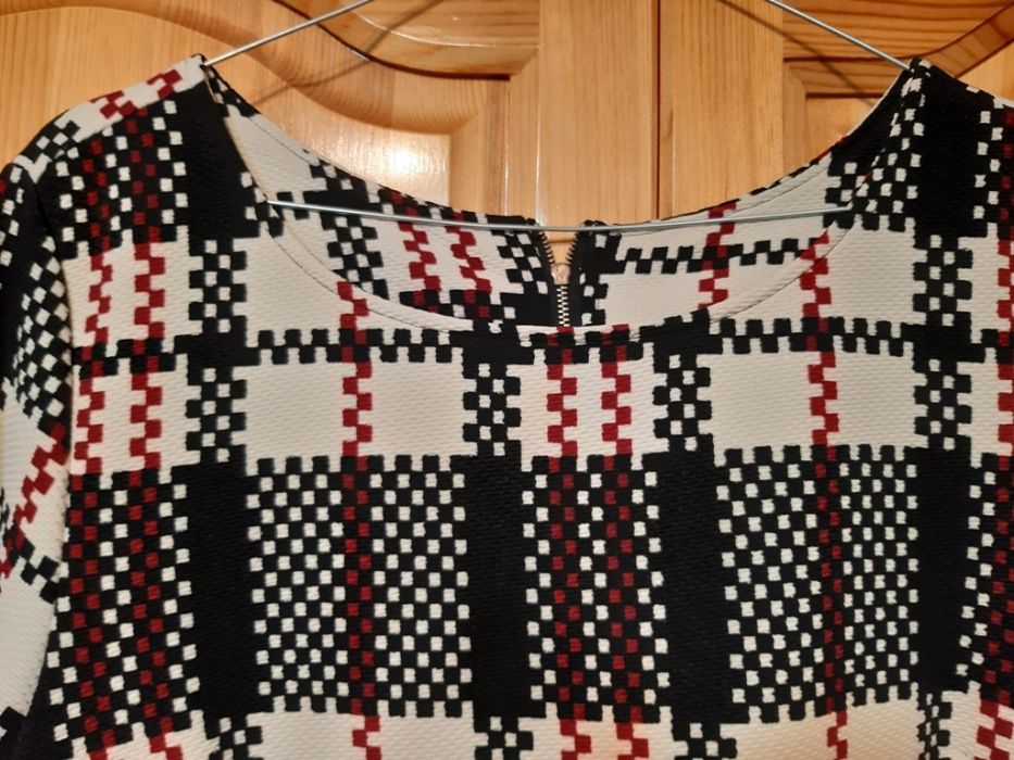 Красива Рокля в Стилно Каре и Кокетна ! НОВА! р-р L !