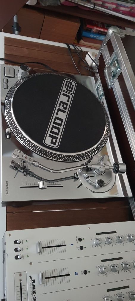 Se vind 2 Reloop chromate special edition RP-1000 MK lll cu doze mixer