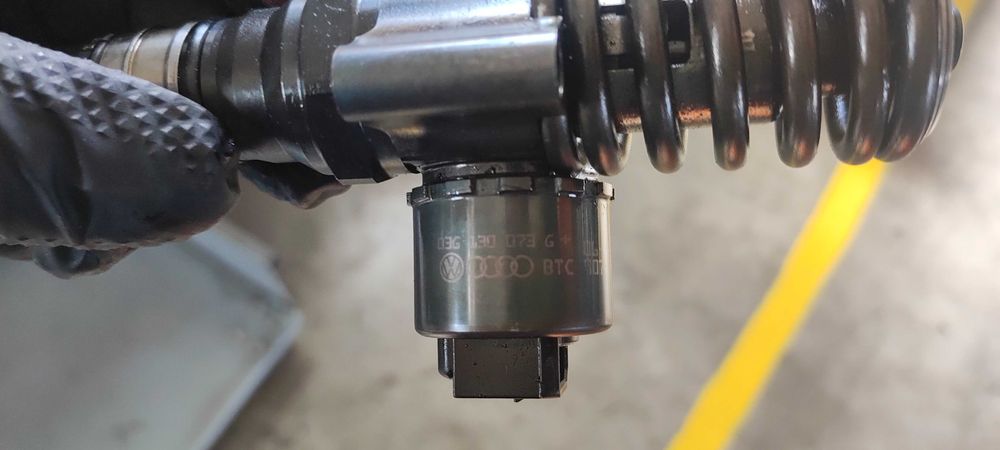 Injector injectoare volkswagen vw golf touran passat cod motor BKD