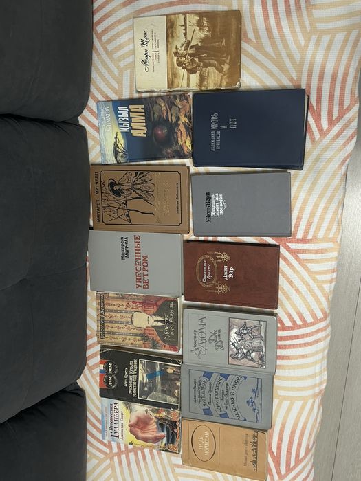 Книги продаются, цена — 500 тенге.