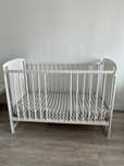 Patut din lemn bebe Baby Needs, 120x60 cm, Cu laterala culisanta