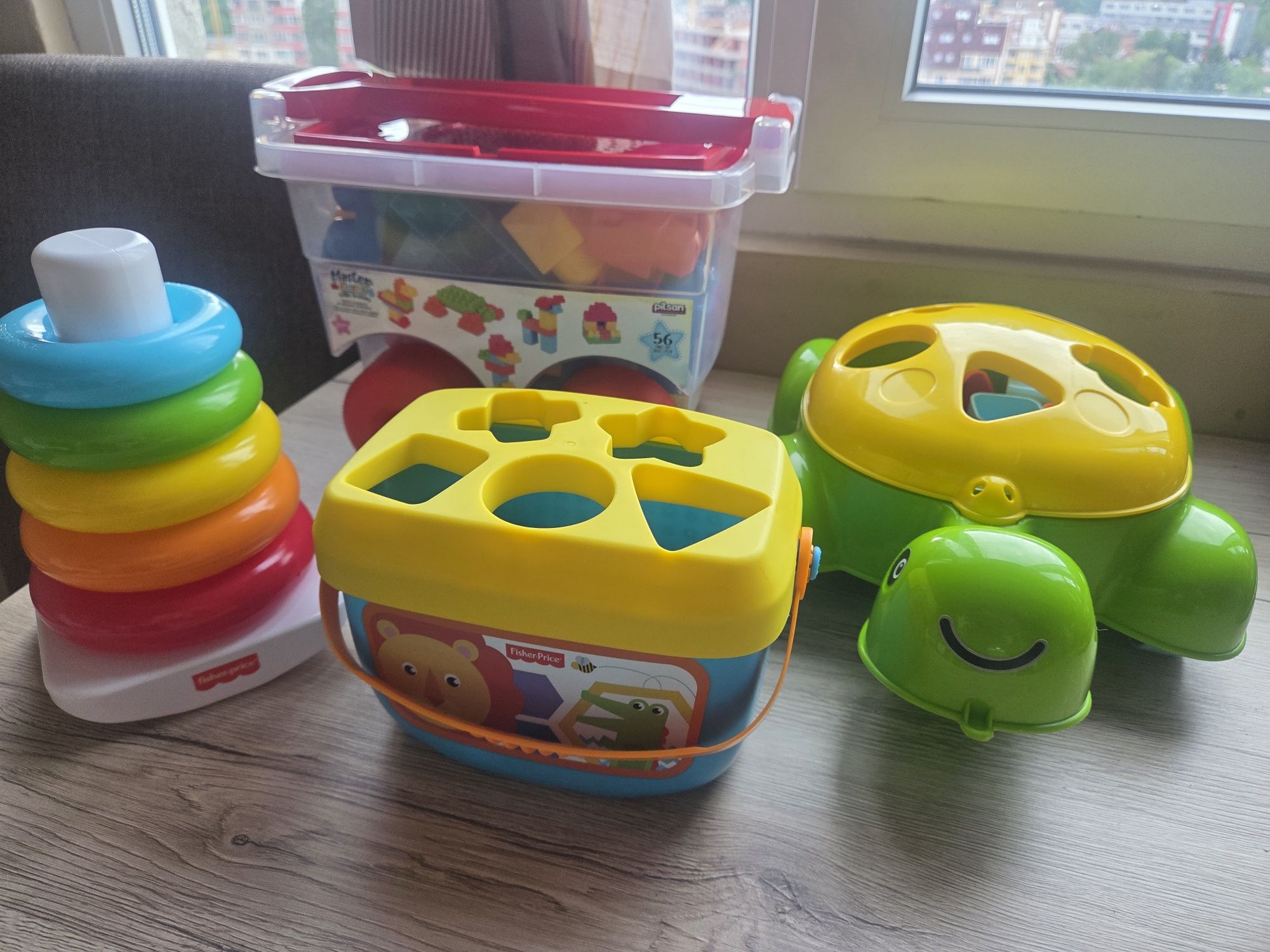 Лот бебешки играчки
Няколко играчки (лего за най- малките, низанка, иг