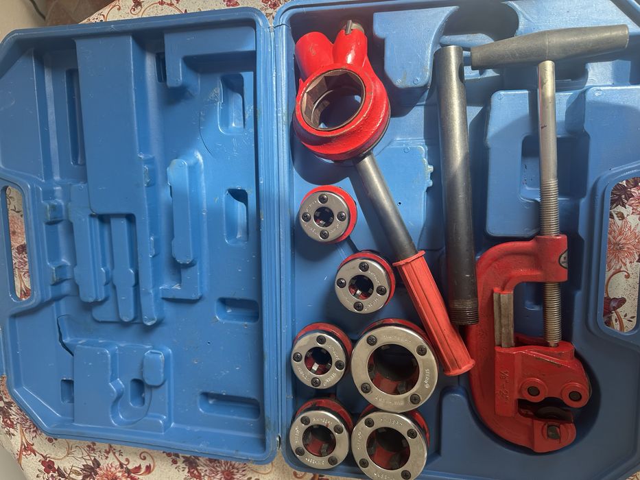 Set de filiere și tarozi pentru țevi