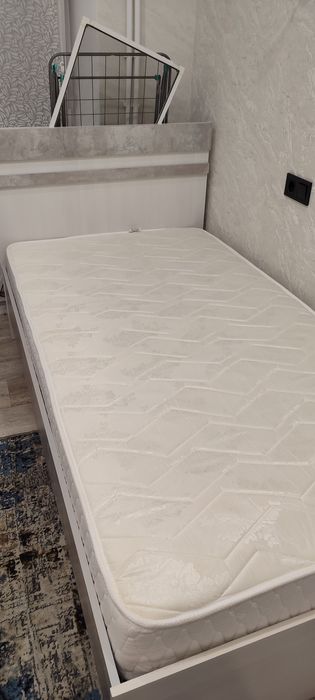 Продам кровать с матрасом.