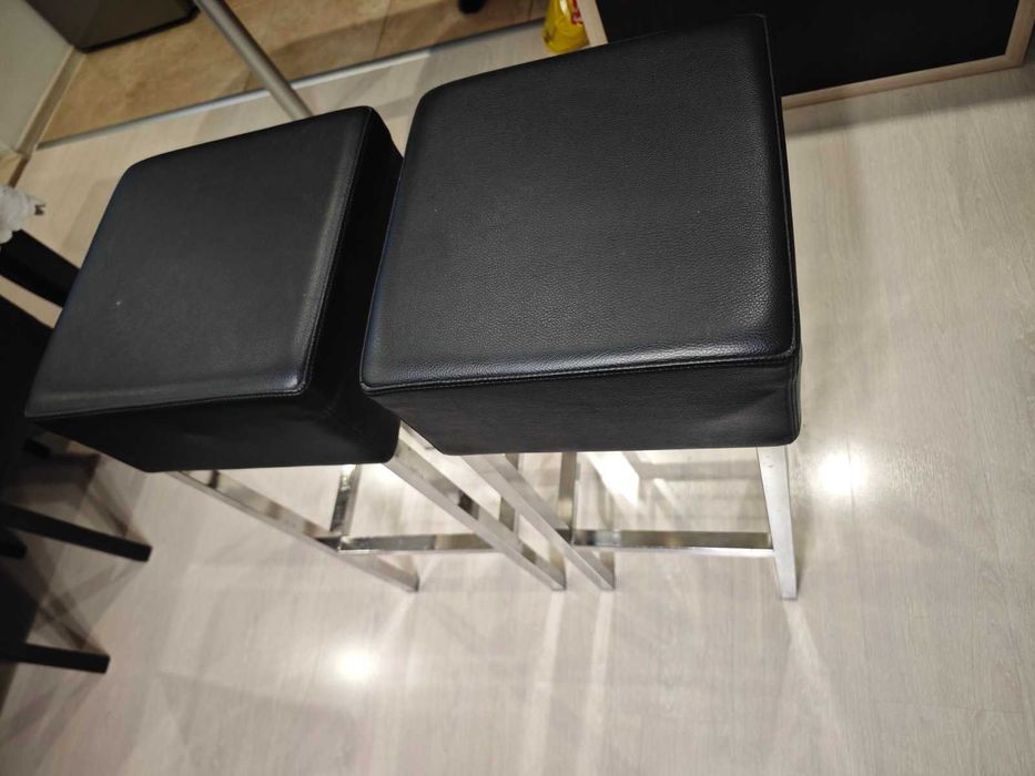 Ъглов разтегателен диван и 4 кожени стола