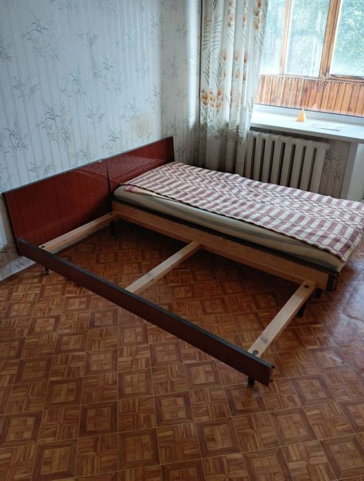 Продам две хорошие кровати-полуторки, натуральный массив с матрасами.