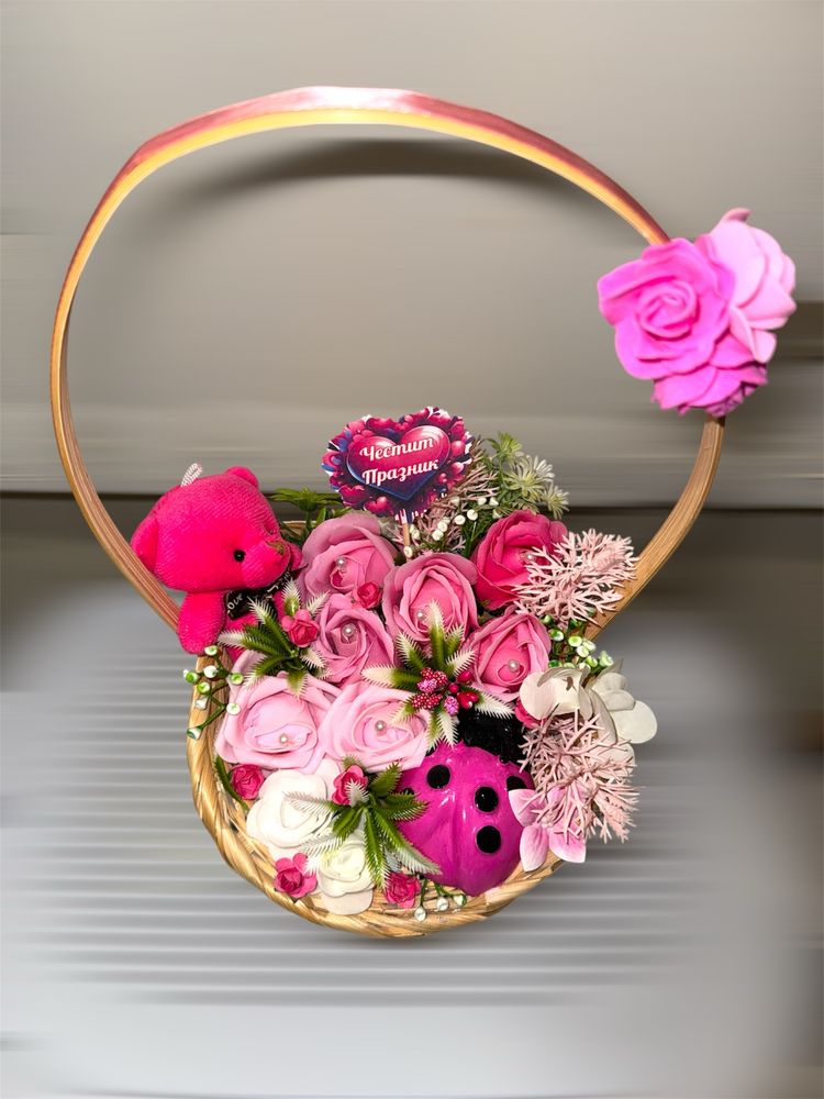 Аранжирани Кошници с цветя и керамични фигури