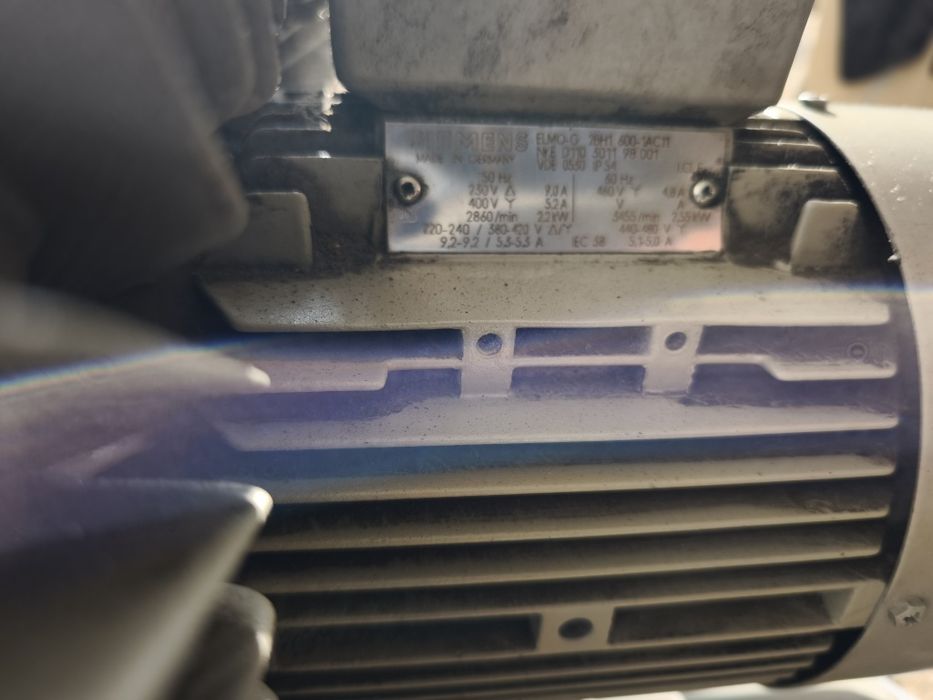 Produsul din imagine este o pompă de vid/suflantă cu canal lateral