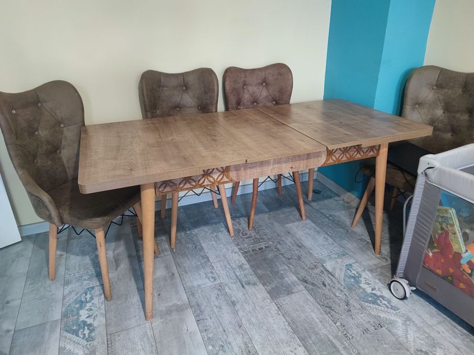 Продавам трапезна маса с 6 стола