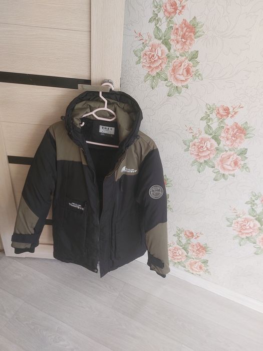 Продам зимнию куртку на мальчика подростка