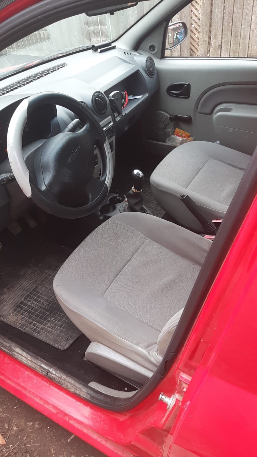 Vând Dacia logan