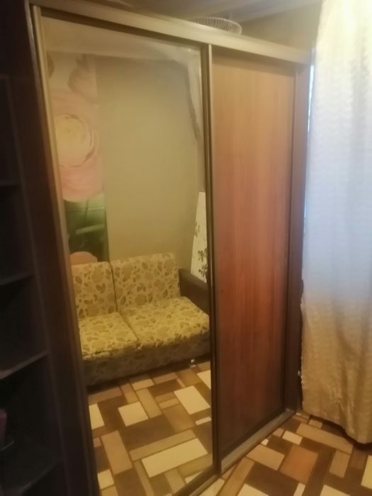 Продам платиновый шкаф. Купе. Зеркальный.